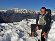 55 Alla crocetta di vetta del Monte Aralalta (2006 m)